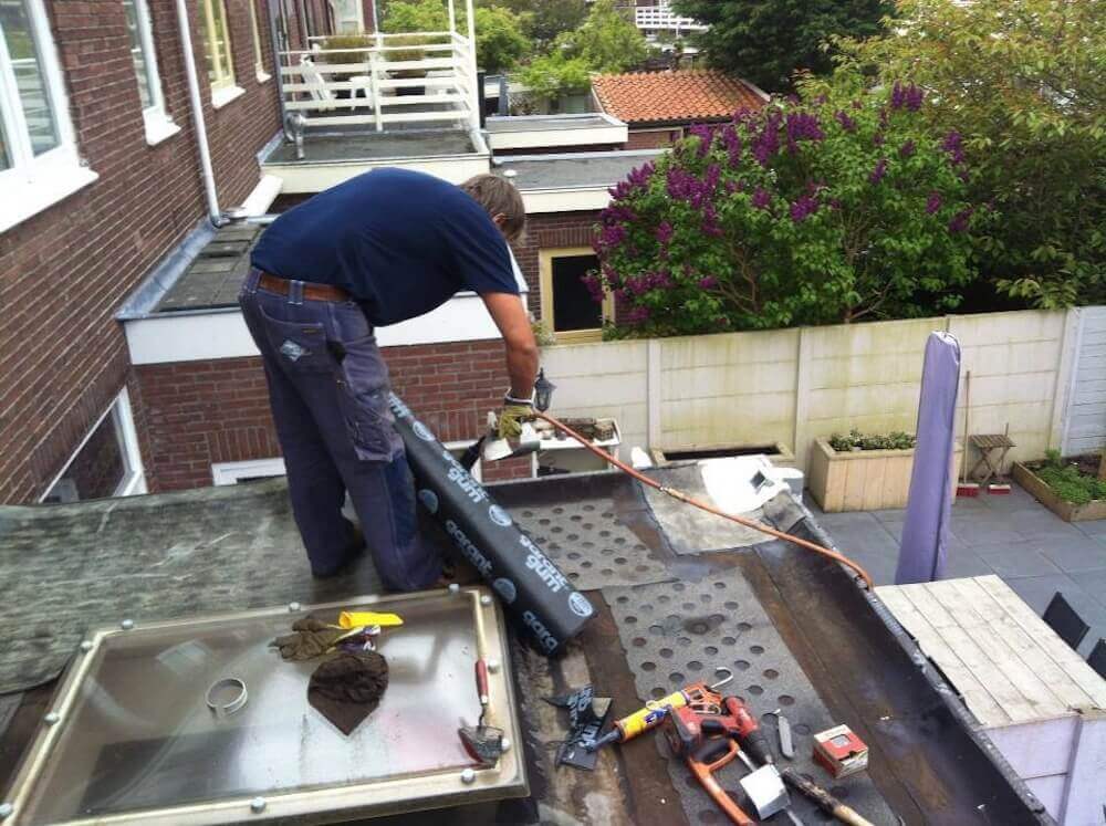 Monteur aan het werk met EPDM-dakbedekking