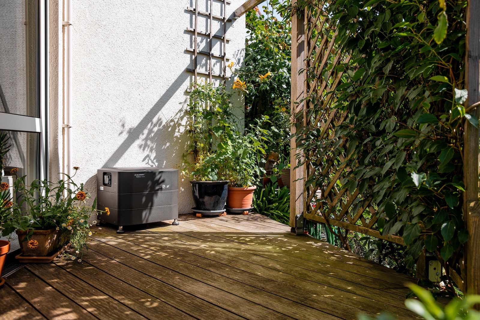 SolarWatt Home Battery vision in een tuin