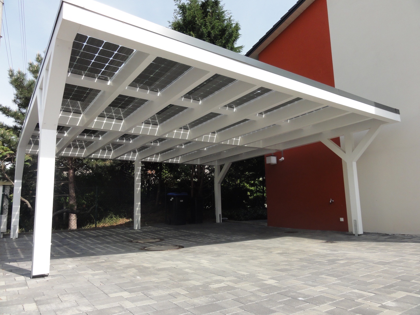 Zonne-carport met SolarWatt-panelen