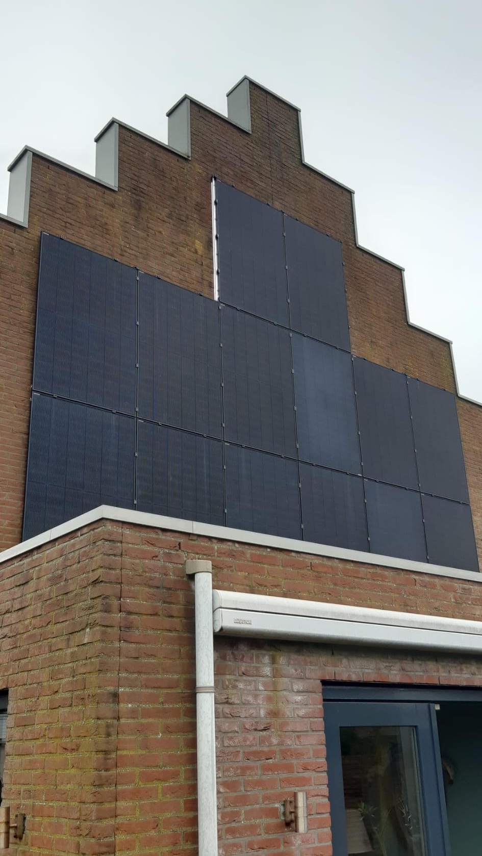 Zonnepanelen aan de trapgevel van een woning in Alkmaar